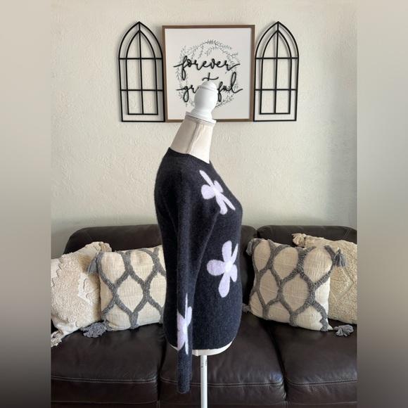 Saks Fifth Avenue Gray 100% Cashmere Crew Neck Sweater With Lavender Daisies - Picture 12 of 14